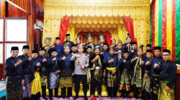 Balutan Adat Melayu, LAMR Meranti Sambut Hangat Kapolres Baru